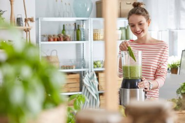 Blender kullanan kadın