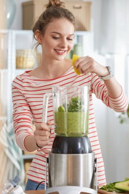 Sıkma limon Ito bir yüzlü kadın