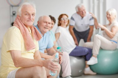 Yorgun yaşlı insanlar