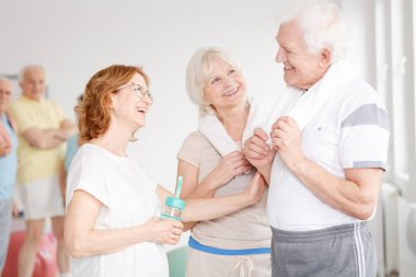 Arkadaşlar bir spor salonunda