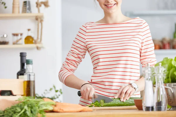 Mulher preparando uma salada — Fotografia de Stock