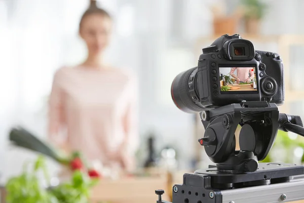 Caméra filmant un cuisinier — Photo