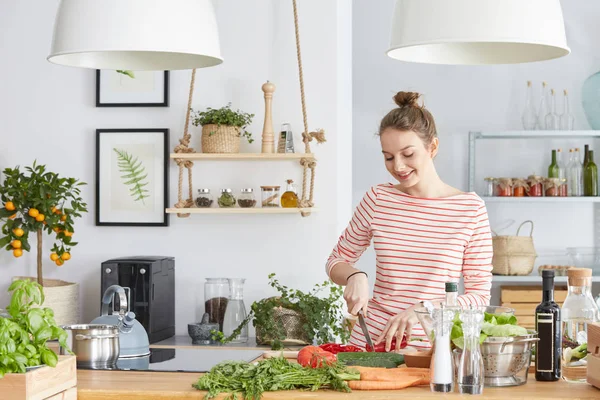 Mujer Cortando Verduras — Foto de Stock