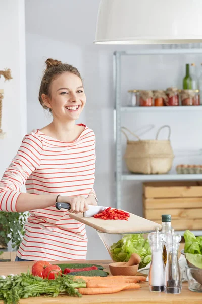 Woman preparing healthy meal — Stock Photo, Image