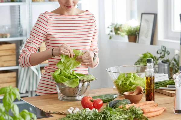 Mulher fazendo uma salada — Fotografia de Stock