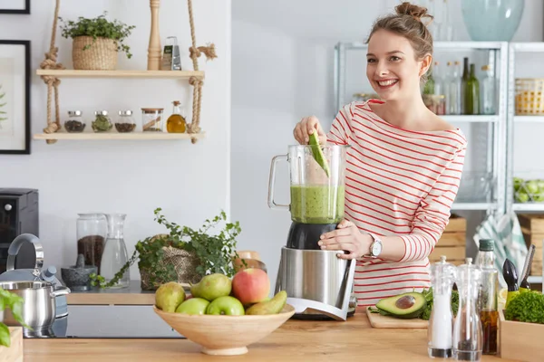 Mujer preparando smothie verde — Foto de Stock