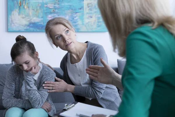 Verlegen meisje en moeder — Stockfoto