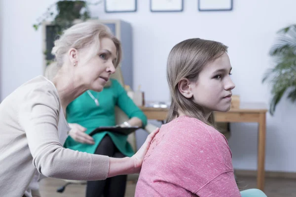 Überbehütende Mutter und Teenager — Stockfoto