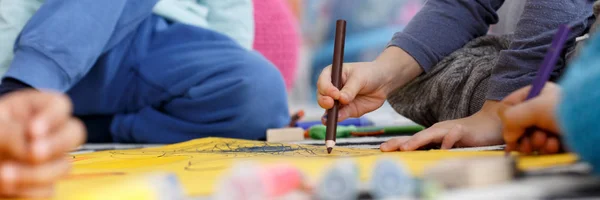 Niños con crayones — Foto de Stock