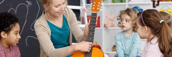 Senhora com guitarra — Fotografia de Stock