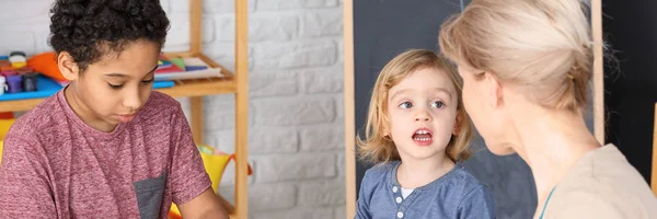 Öğretmen konuşurken çocuk — Stok fotoğraf