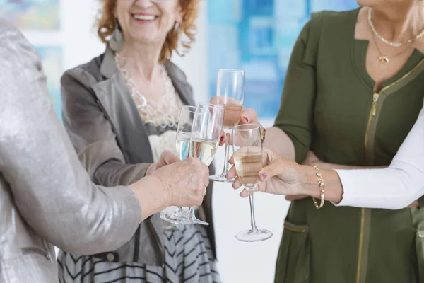 Kobiety picie szampana — Zdjęcie stockowe