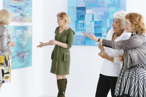 Admiring the painting — Stock Photo, Image