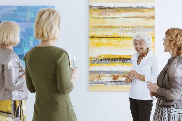 Talking about the paint — Stock Photo, Image