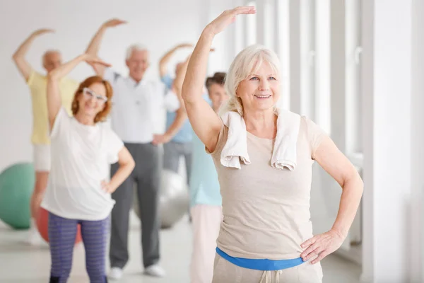 Senior mensen op fitness — Stockfoto