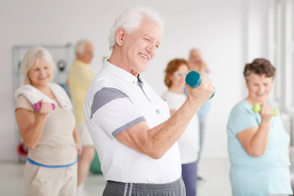 Biceps-oefeningen van de mens — Stockfoto