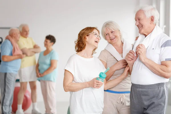 Senior friends in club — Stock Photo, Image