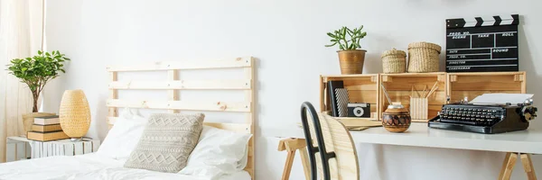 Κατάλευκο υπνοδωμάτιο με ξύλινο κρεβάτι — Φωτογραφία Αρχείου