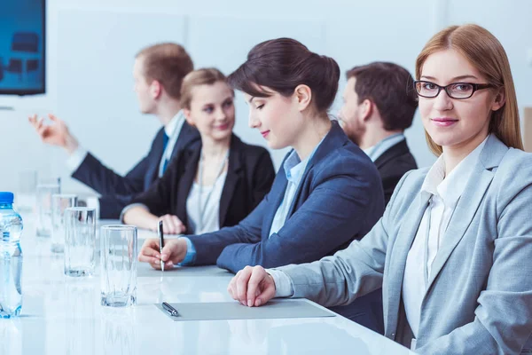 Lächelnde Geschäftsfrau bei Vorstandssitzung — Stockfoto