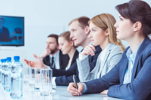 Employees discussing international strategy — Stock Photo, Image
