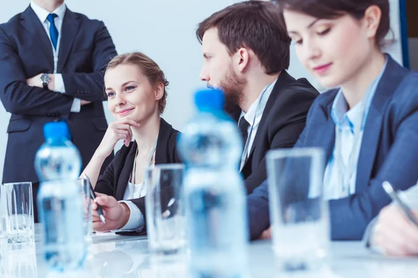 Vertrouwen zakenvrouw bij bestuursvergadering — Stockfoto