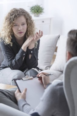 Kadın onun psikoterapist için dinleme