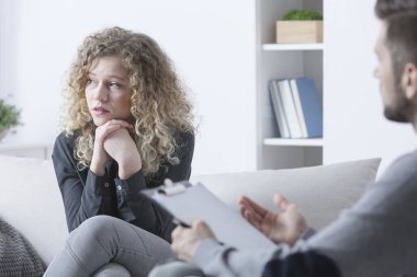 Oturumu sırasında depresif kadın