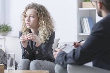 Terapi sırasında hüzünlü kadın