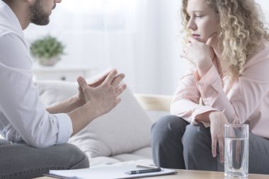 Bayan onun sorunları hakkında endişe verici