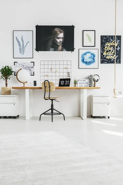 Oficina en casa con escritorio y carteles — Foto de Stock