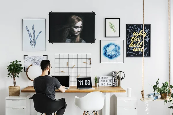 Homme travaillant dans le bureau à domicile — Photo