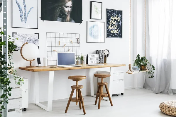 Podwójne biurko i dwóch stołków w domowym biurze — Zdjęcie stockowe