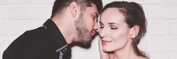 Casal beijando com os olhos fechados — Fotografia de Stock