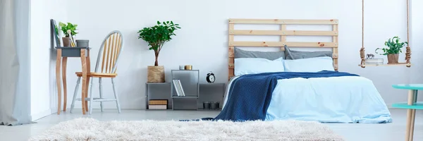 Stilvolles blaues Schlafzimmer — Stockfoto