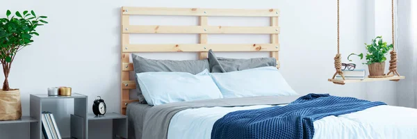 Дерев'яне ліжко в спальні — стокове фото