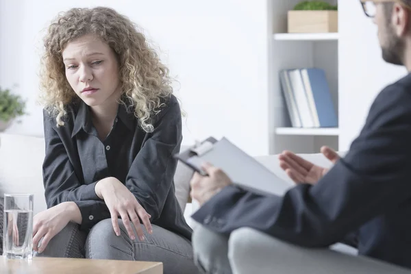 Therapist talking to his patient — Stock Photo, Image