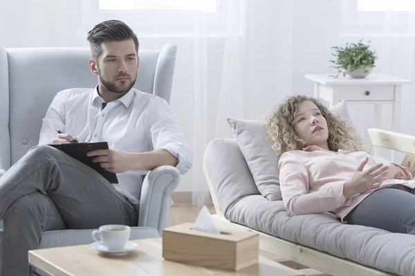 Psychotherapist listening to sad woman — Stock Photo, Image