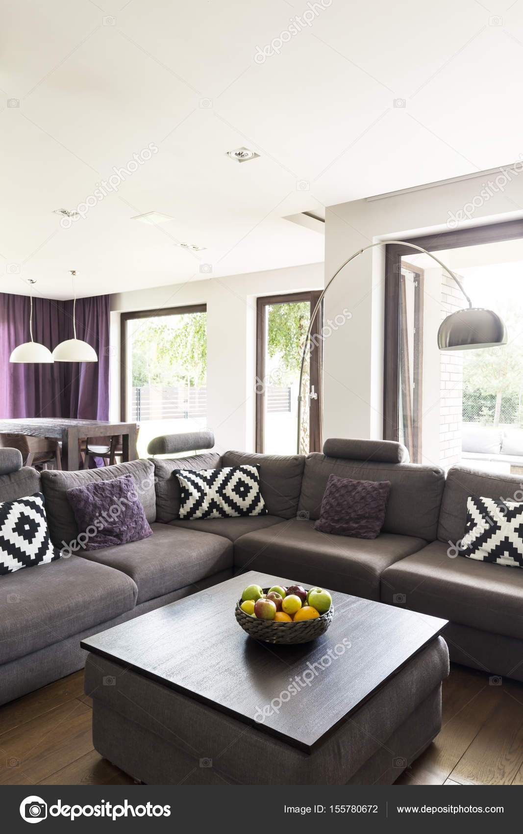 Comfortabele woonkamer met grote bank — Stockfoto © photographee.eu ... Comfortabele woonkamer met grote bank — Stockfoto © photographee.eu ...