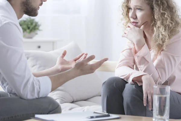 Psycholoog helpen zijn patiënt — Stockfoto