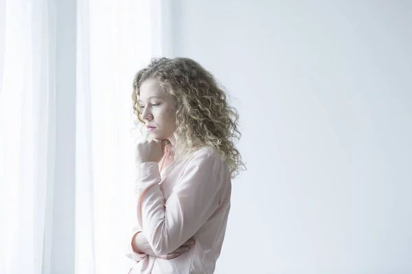 Woman standing nex to window — Stock Photo, Image