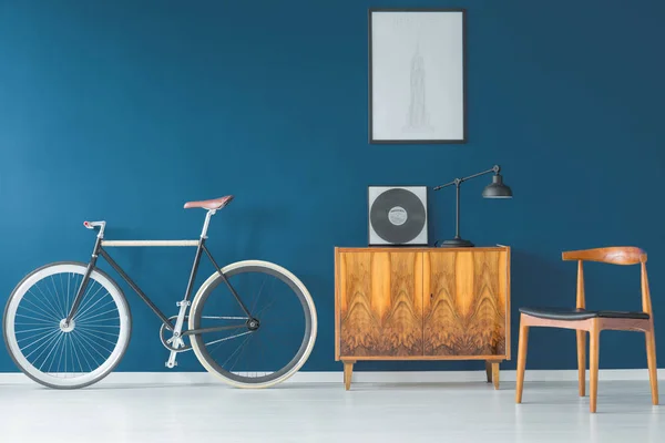 Bicicleta bonita na parede azul — Fotografia de Stock