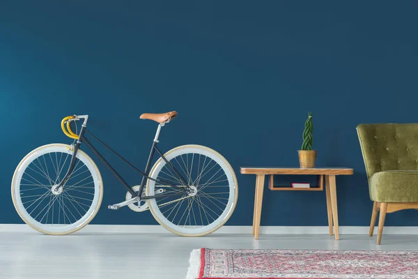 Стильний велосипед і старовинні меблі — стокове фото