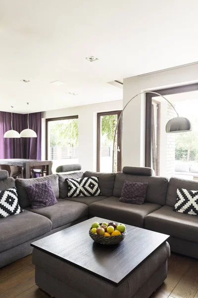 Gemütliches Wohnzimmer mit großer Couch — Stockfoto