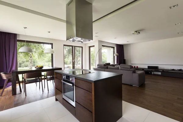 Kitchen island in center of open home space — Stock Photo, Image