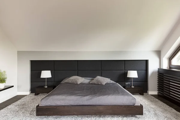 Elegante dormitorio con cama grande —  Fotos de Stock