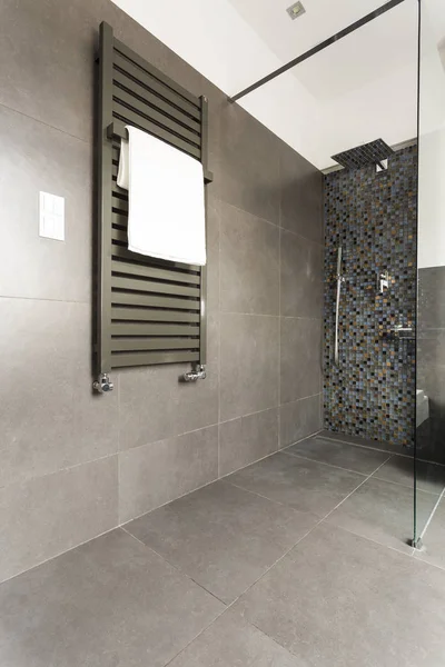 Salle de bain sombre avec douche en verre — Photo