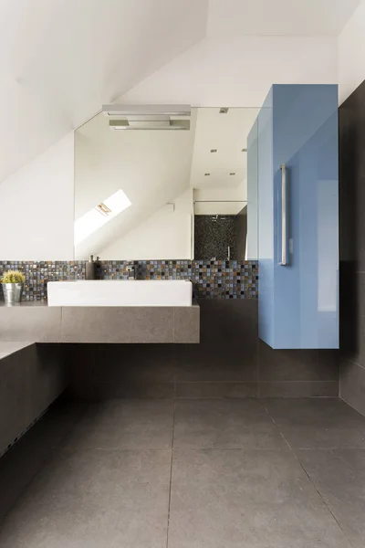 Útulný podkrovní koupelna s modrou skříň — Stock fotografie