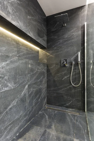 Chuveiro no elegante banheiro cinza — Fotografia de Stock