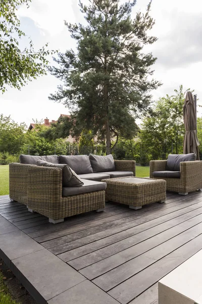 Terraza patio trasero de madera con sofá — Foto de Stock