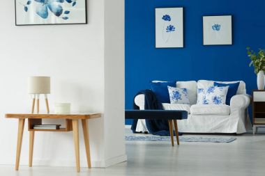 Tablo ve kanepe oturma odasında